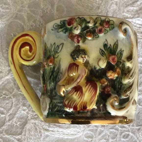 Capodimonte vintage demitasse and saucer. - Picture 5 of 10